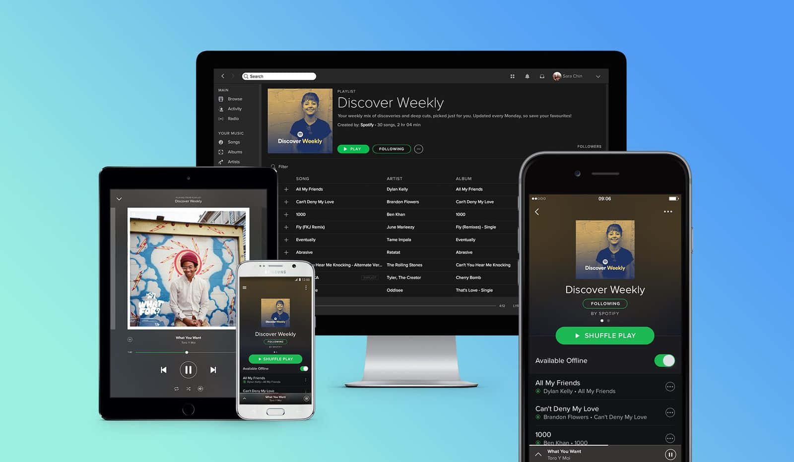 song 桌布 壁紙 — 四部裝置在漸變藍色背景上顯示Spotify的Discover Weekly播放清單。