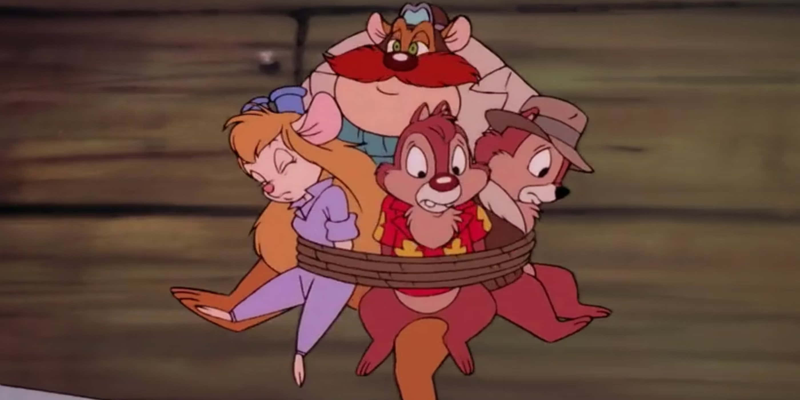 Chip N Dale 桌布 壁紙 — 四隻動畫花栗鼠和一隻老鼠一起坐在編織籃子裡，背景是模糊的木頭。