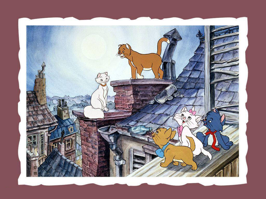 aristocats 桌布 壁紙 — 四隻動畫貓咪棲息在巴黎屋頂上，在柔和的月光下俯瞰迷人的城市景觀。