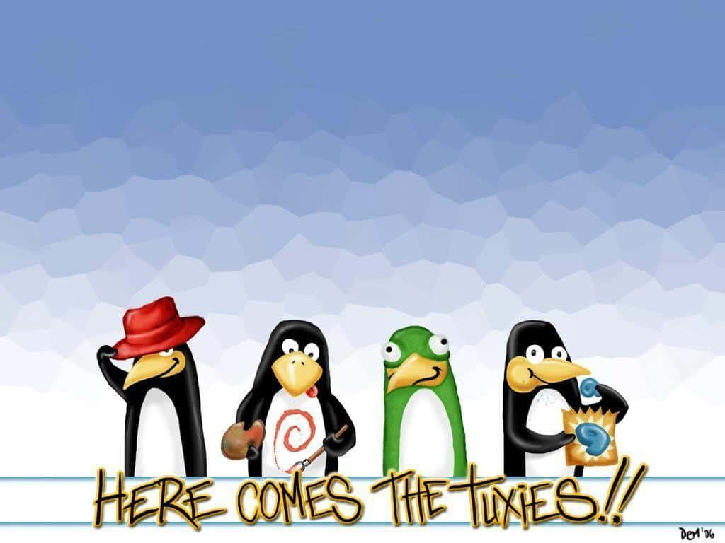 Penguin Tux 桌布 壁紙 — 四隻卡通企鵝穿著色彩繽紛的服裝，站在藍色漸變背景前，下方有粗體文字橫幅。