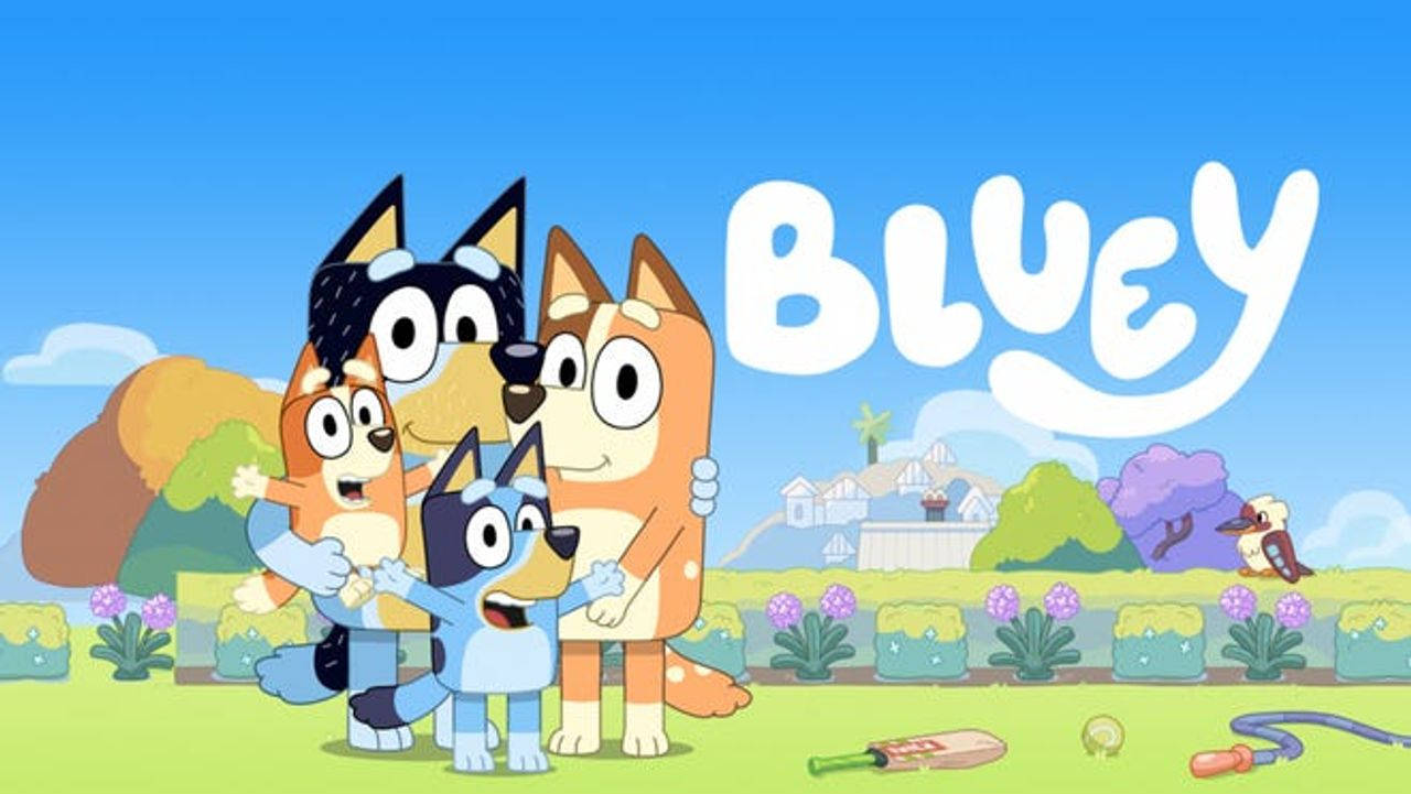 Bluey卡通角色在陽光明媚的後院裡玩玩具。 — 藍色小腳印 壁紙