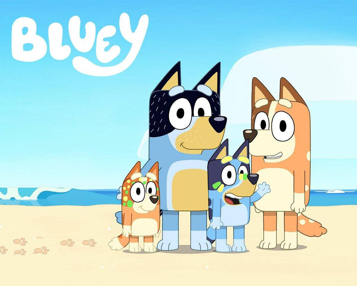 Bluey 和家庭卡通角色在陽光明媚的海灘上，有海浪。 — 藍色小腳印 壁紙