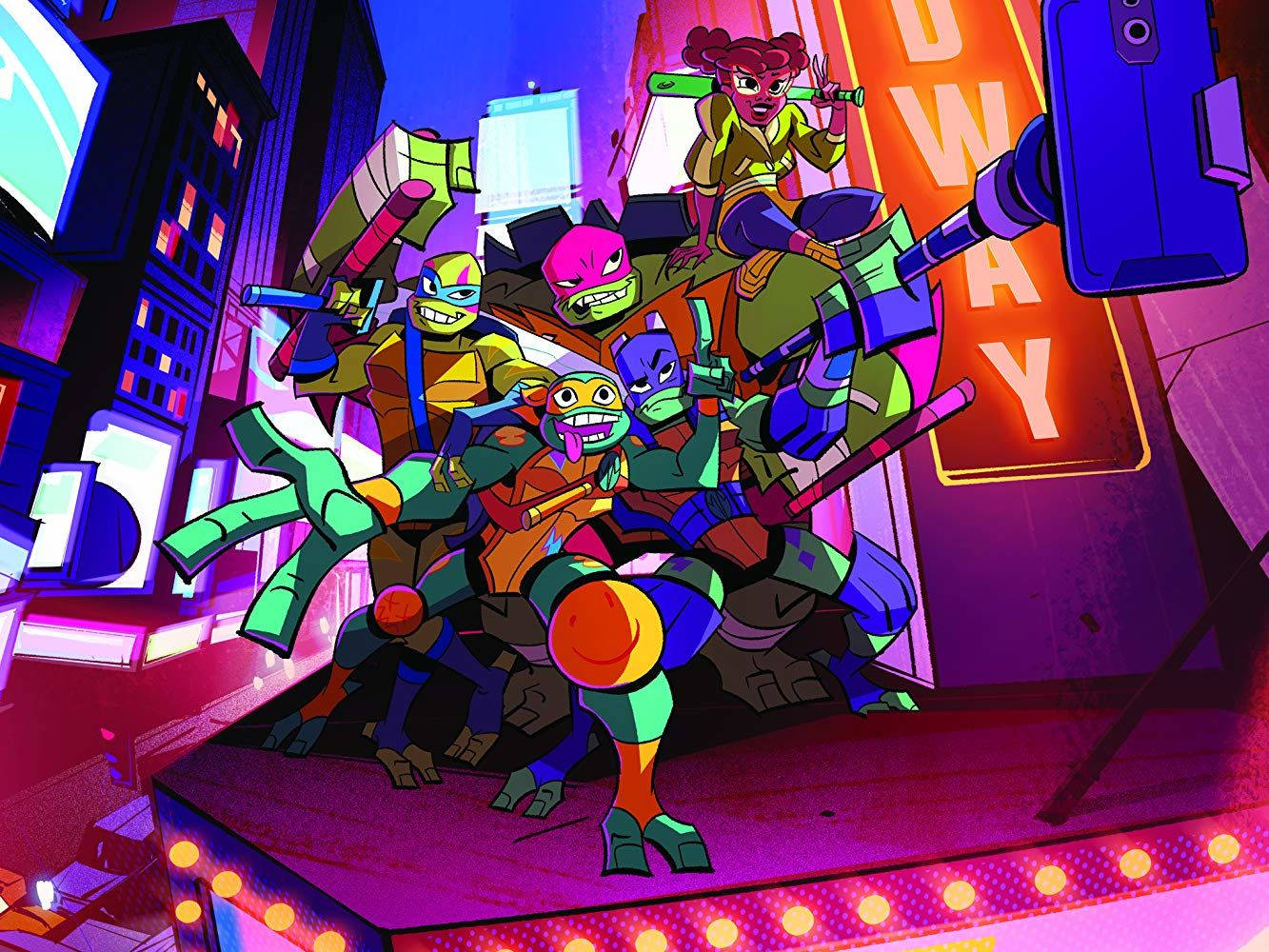 teenage mutant ninja turtles 桌布 壁紙 — 四隻忍者龜和一個女孩在夜晚霓虹燈閃爍的城市屋頂上英勇地擺姿勢，周圍有發光的標誌和鮮豔的紫色、粉紅色、藍色。
