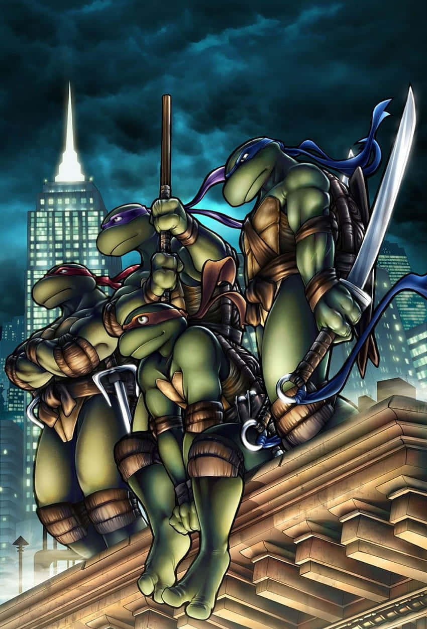 Teenage Mutant Ninja Turtles Comic Book 桌布 壁紙 — 四隻忍者龜在夜晚蹲在屋頂上，手持武器，背後有一座發光的摩天大樓。