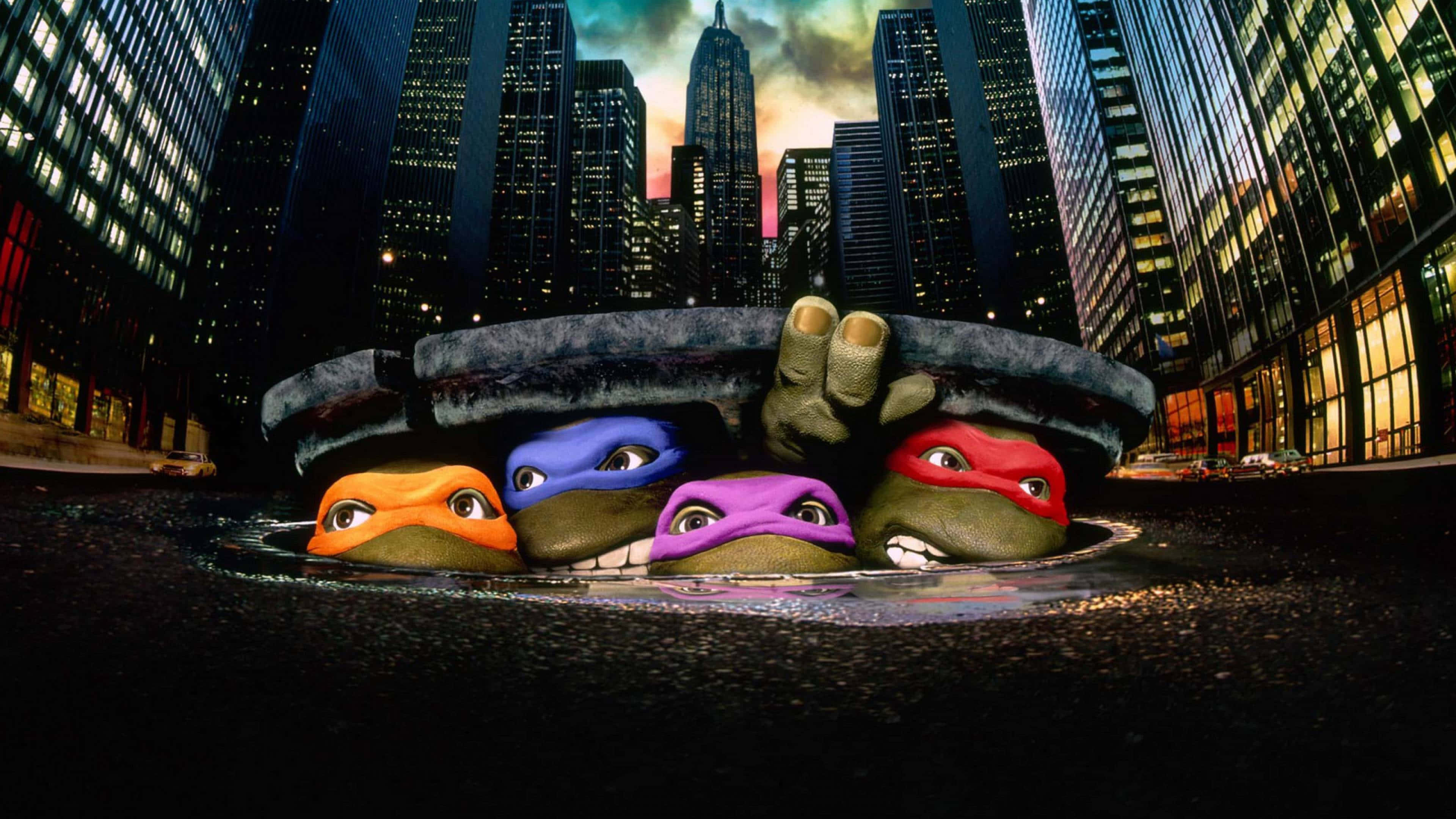 Ninja Turtle 桌布 壁紙 — 四隻忍者龜從人孔蓋中窺視，背景是黃昏時分戲劇性的城市景觀，高聳的摩天大樓。
