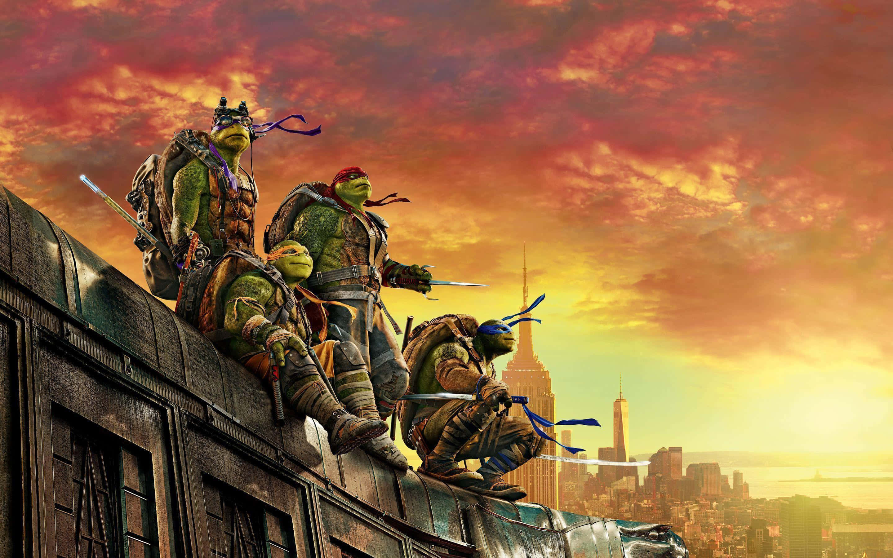 Ninja Turtle 桌布 壁紙 — 四隻忍者龜棲息在屋頂上，俯瞰著火熱日落時分的城市天際線。