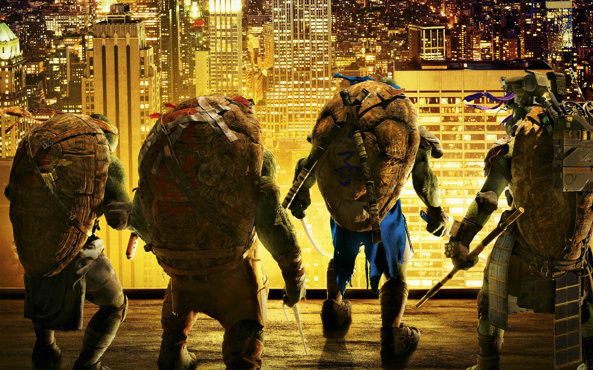 Ninja Turtle 桌布 壁紙 — 四隻忍者龜背光站立，背景是夜晚發光的城市景觀，剪影映襯著金色的摩天大樓。