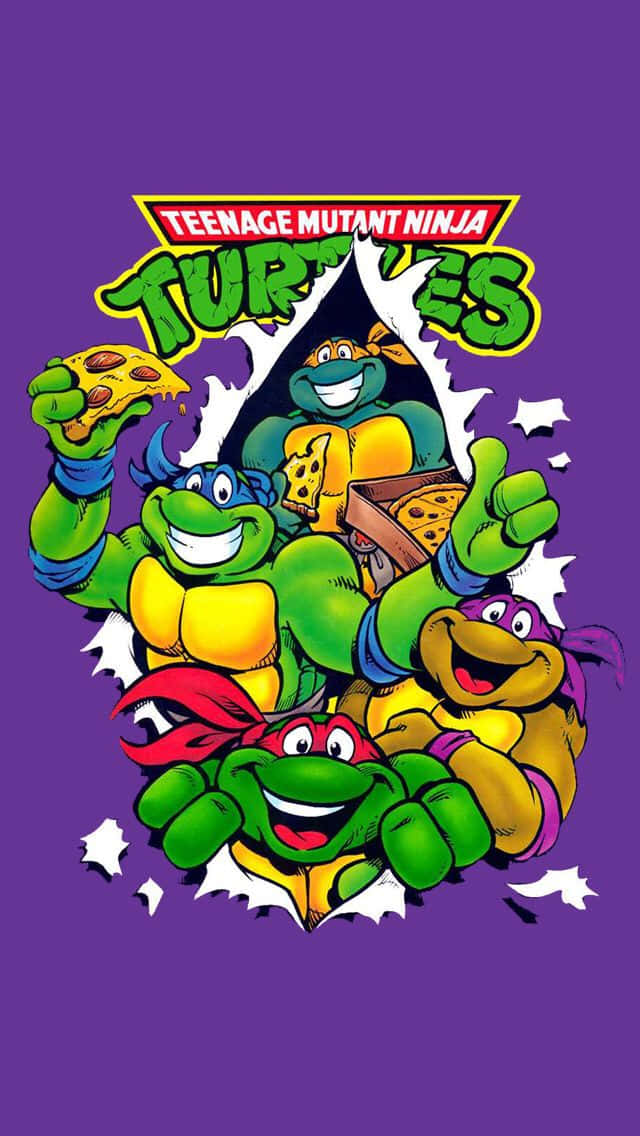 tmnt 桌布 壁紙 — 四隻快樂的綠色忍者龜衝破紫色牆壁，手持披薩，表情歡樂。
