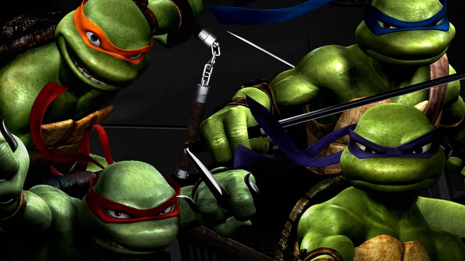 Ninja Turtle 桌布 壁紙 — 四隻戴著彩色面具的綠色忍者龜在黑暗背景下以緊張的戰鬥姿態揮舞武器。
