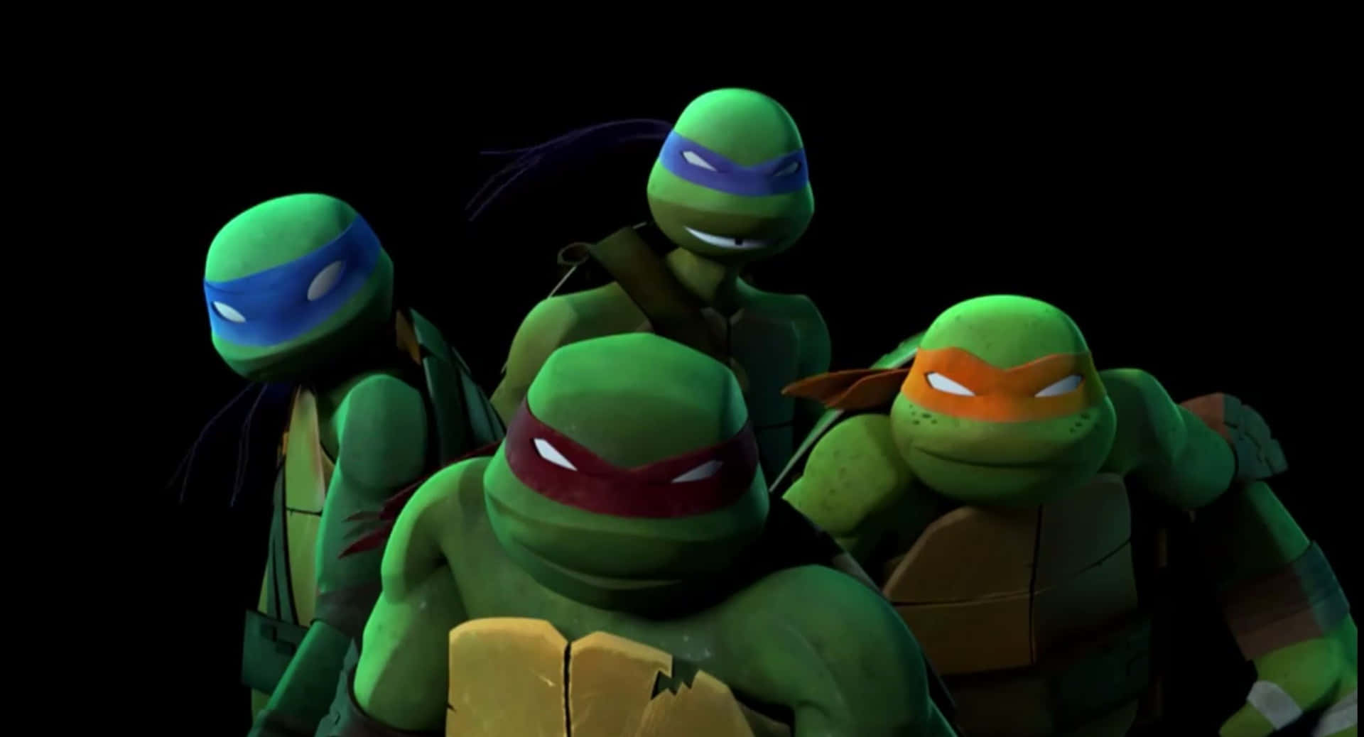 tmnt 桌布 壁紙 — 四隻戴著彩色面具的綠色忍者龜在黑色背景前以戲劇性的姿勢站在一起。