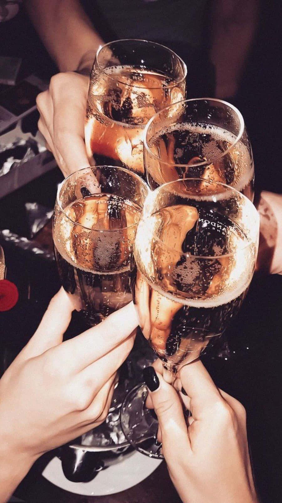 Beer 桌布 壁紙 — 四隻手碰杯香檳杯，裝滿冒泡的金色液體，進行慶祝乾杯。