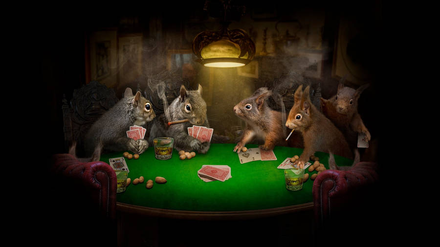 Poker 桌布 壁紙 — 四隻擬人化松鼠在昏暗煙霧瀰漫的巢穴中，在一盞燈下抽雪茄和玩撲克。