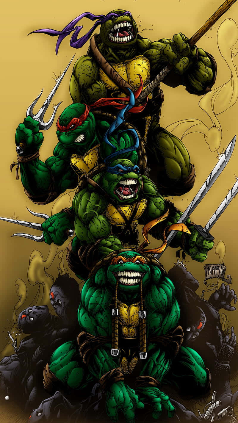 tmnt 桌布 壁紙 — 四隻綠色忍者龜以動態戰鬥姿勢揮舞武器，在金色背景上對抗陰影敵人。