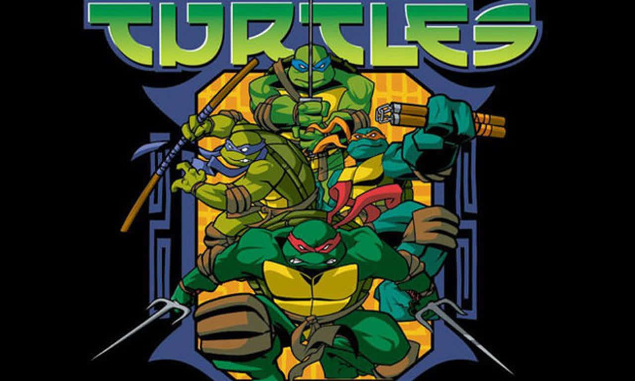 Turtle 桌布 壁紙 — 四隻綠色忍者龜以經典姿勢手持武器，在TURTLES字樣下方，背景為大膽的黃色和藍色。