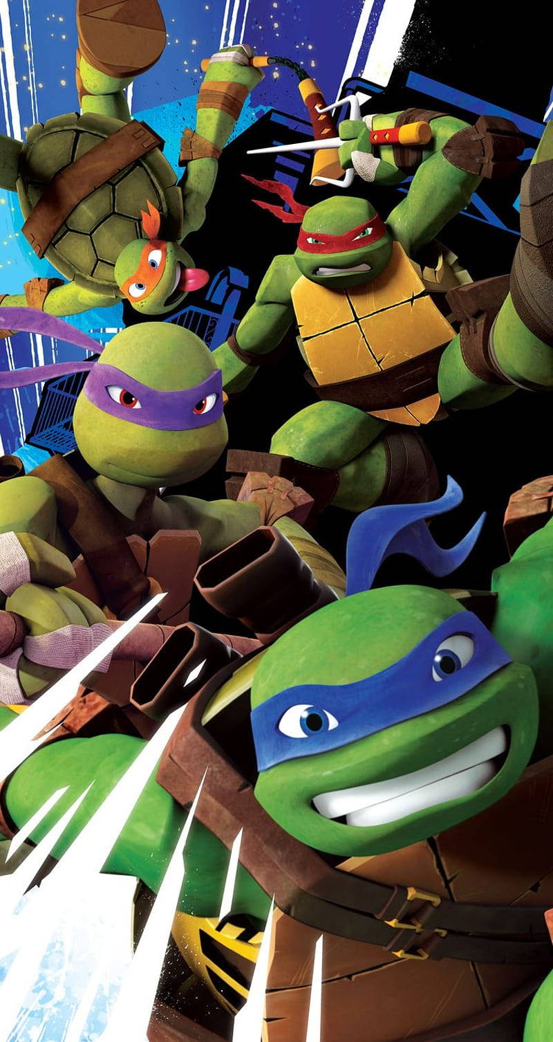 teenage mutant ninja turtles 桌布 壁紙 — 四隻綠色忍者龜在動態姿勢中揮舞武器，背景是繁星點點的城市夜景。