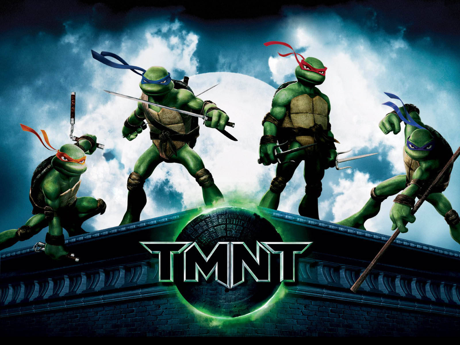 Ninja Turtle 桌布 壁紙 — 四隻綠色忍者龜在屋頂上擺出戰鬥姿勢，背景是暴風雨的天空，身後有一輪發光的月亮。