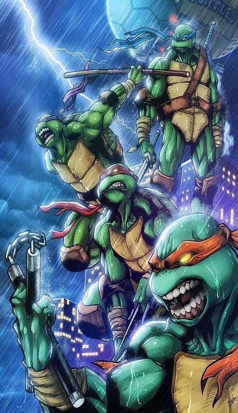 Teenage Mutant Ninja Turtles Comic Book 桌布 壁紙 — 四隻綠色忍者龜在暴風雨的城市景觀中戰鬥，身後有閃電和發光的月亮。