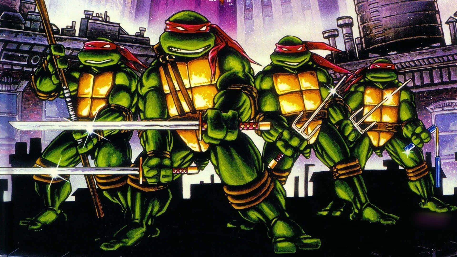 Ninja Turtle 桌布 壁紙 — 四隻綠色忍者龜戴著橙色面具，手持武器，在夜晚紫色調的城市天際線前準備就緒。