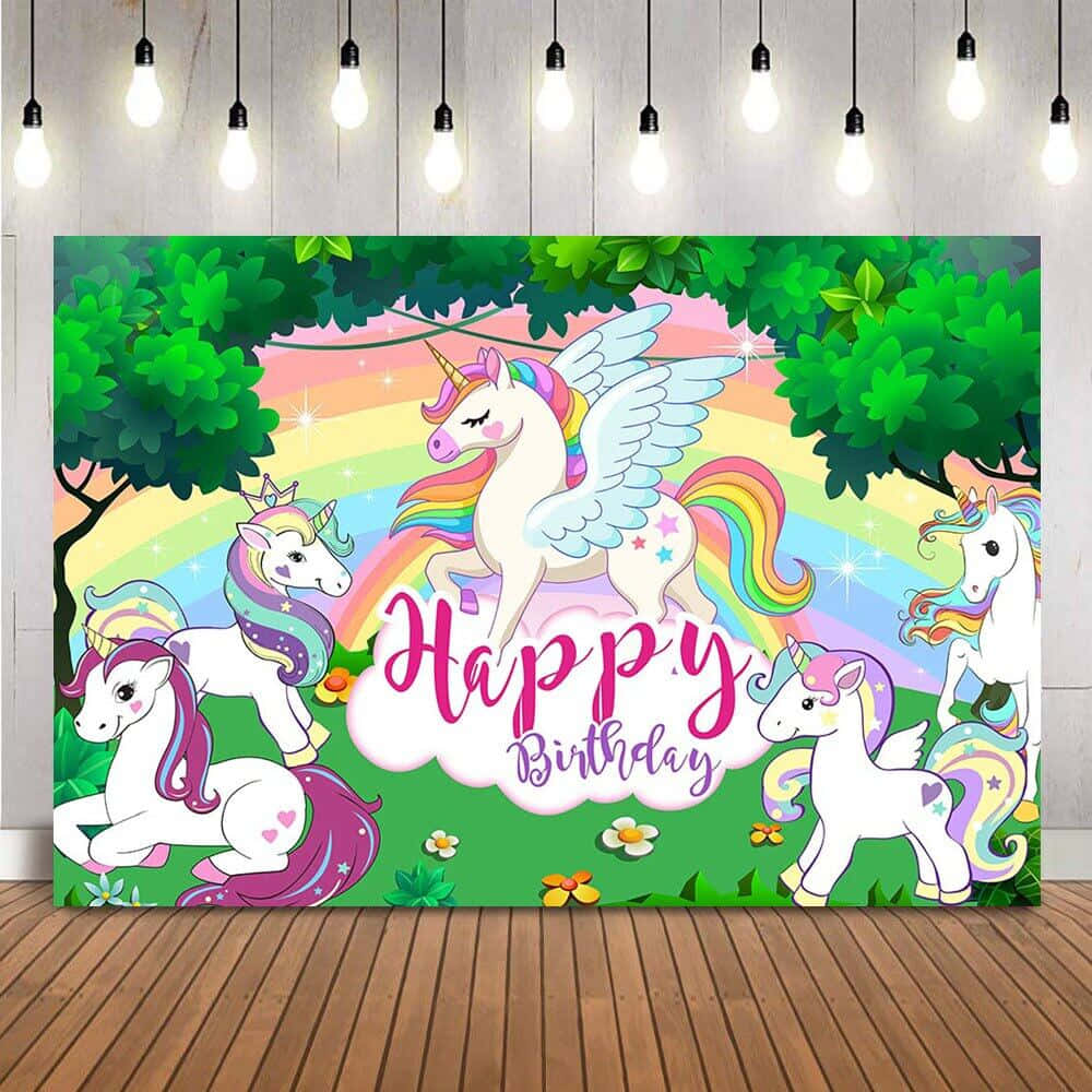 Unicorn Rainbow 桌布 壁紙 — 四隻色彩繽紛的卡通獨角獸，擁有彩虹鬃毛和翅膀，站在充滿活力的森林場景中，彩虹下寫著 'Happy Birthday' 字樣。