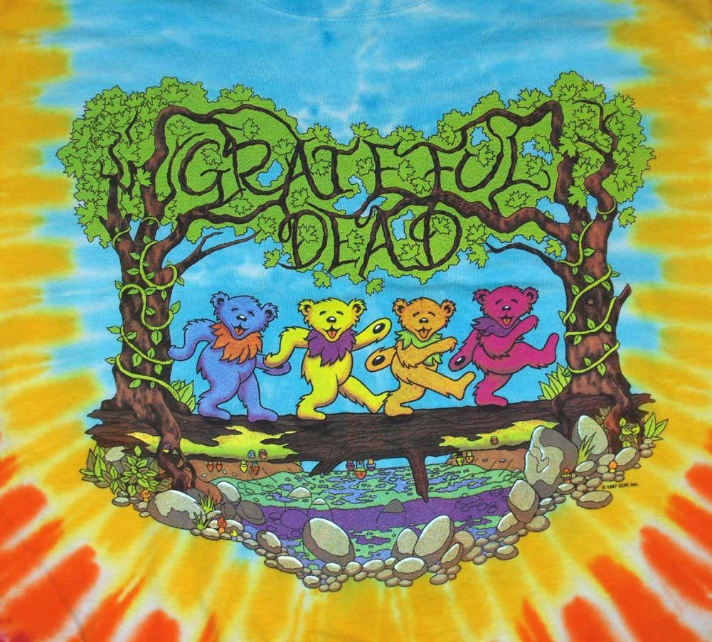 dead 桌布 壁紙 — 四隻色彩繽紛的跳舞熊在樹拱下，背景為紮染，帶有「Grateful Dead」文字。