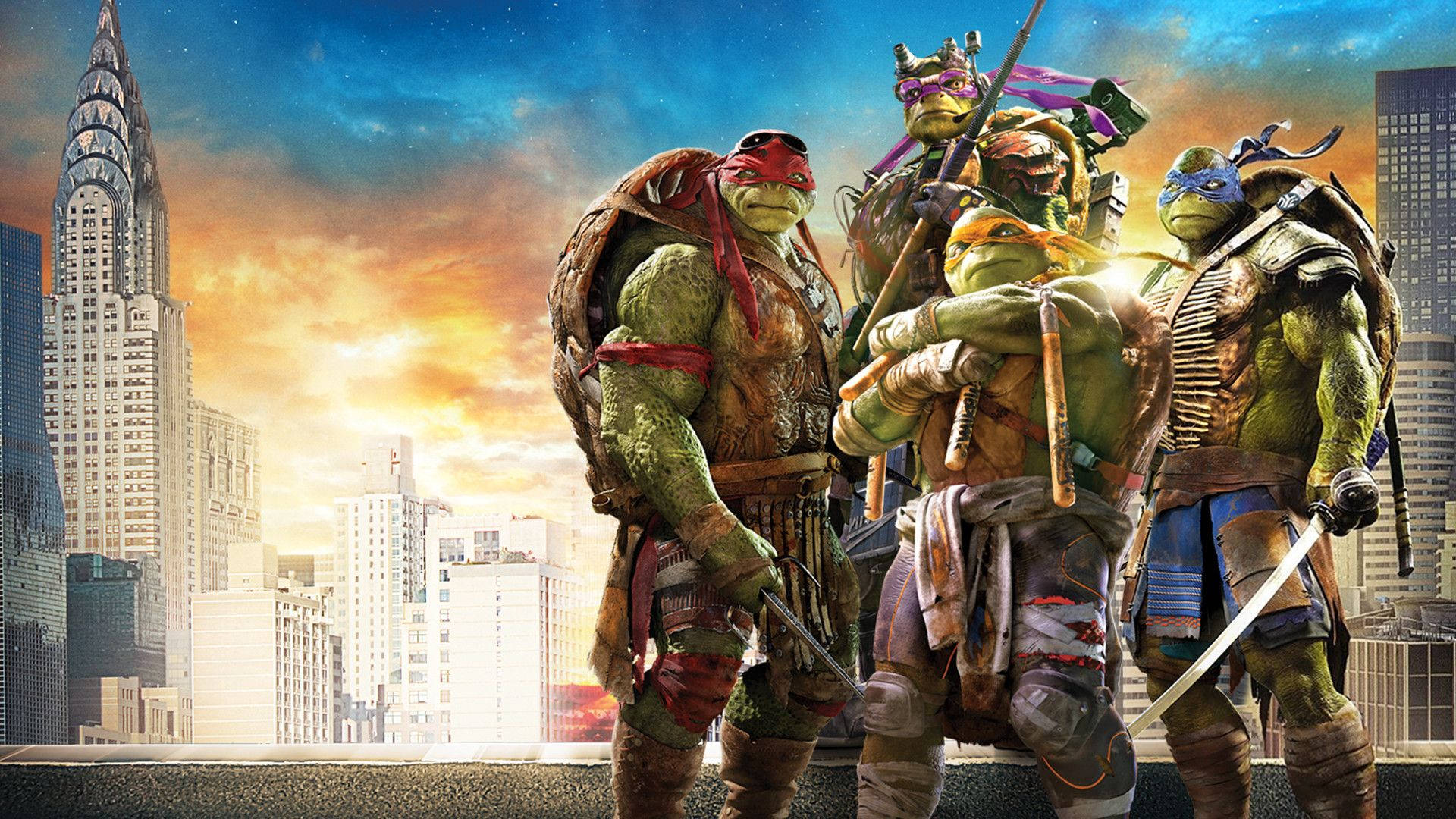 Ninja Turtle 桌布 壁紙 — 四隻裝甲忍者龜英雄般地站在屋頂上，背景是充滿活力的日落城市天際線，高樓大廈林立。