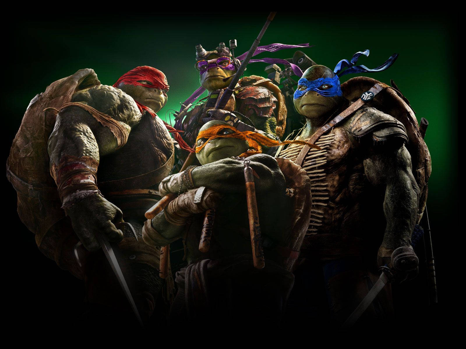 teenage mutant ninja turtles 桌布 壁紙 — 四隻身穿裝甲、戴著彩色面具的忍者龜，在深綠色背景下緊密列陣，武器出鞘，準備戰鬥。