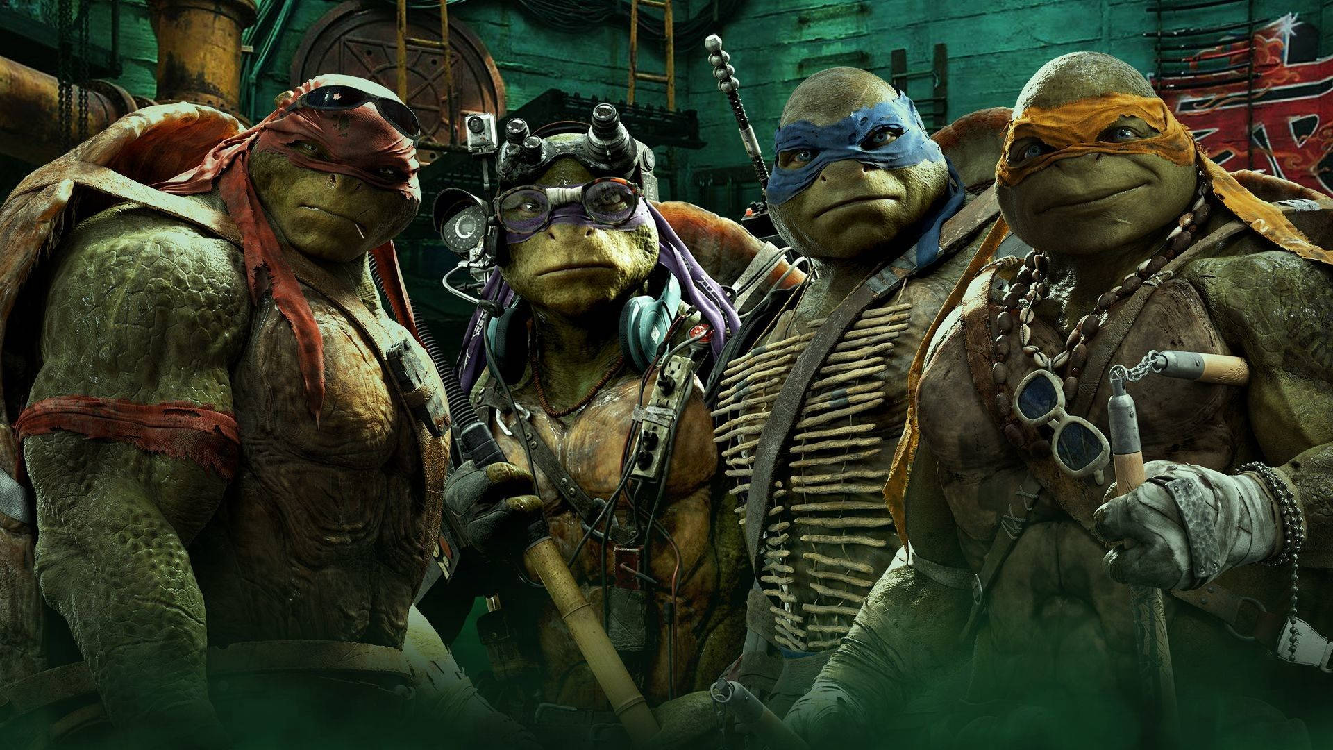 teenage mutant ninja turtles 桌布 壁紙 — 四隻身穿裝甲、戴著彩色面具的變異烏龜，在一個骯髒的工業巢穴中手持武器站立。