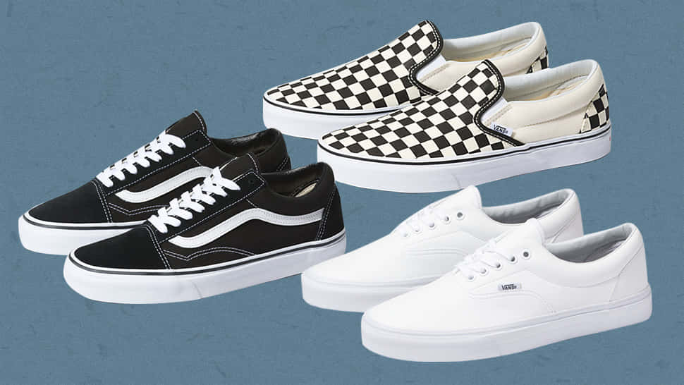 Vans 桌布 壁紙 — 四雙Vans運動鞋，採用黑色、白色和棋盤格圖案，漂浮在帶紋理的藍色背景上。