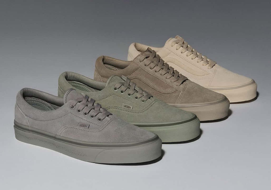 Vans 桌布 壁紙 — 四雙Vans運動鞋以柔和大地色調對角排列在中性工作室背景上。