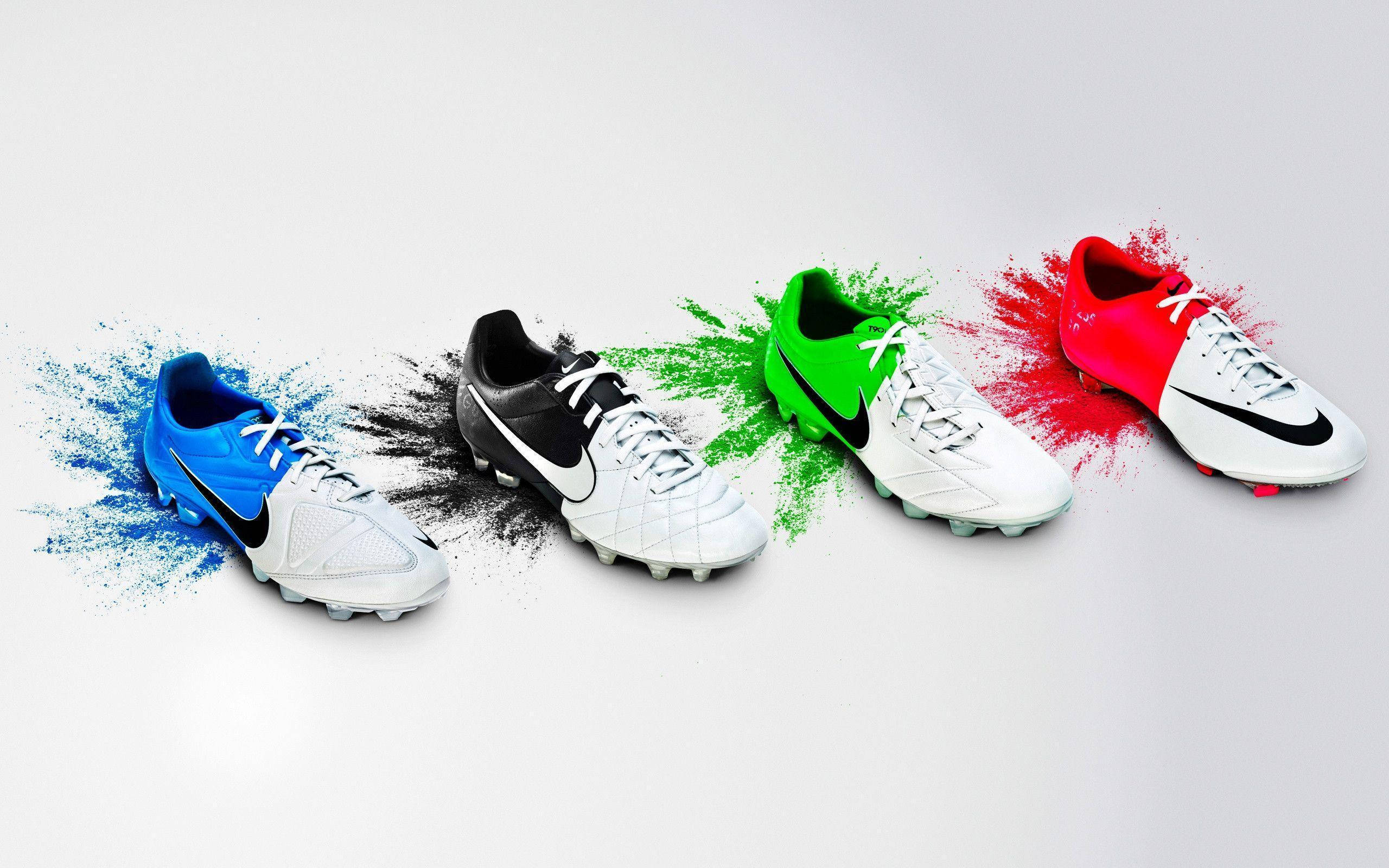 桌布 壁紙 — 四雙充滿活力的Nike足球鞋在潔白背景上爆發出彩色粉末。