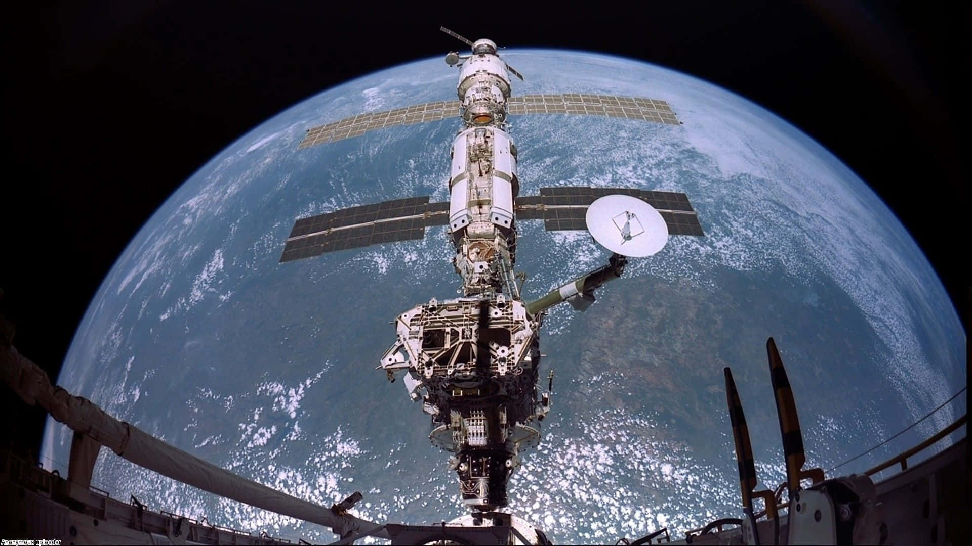 Satellite 桌布 壁紙 — 國際太空站漂浮在地球藍白彎曲地平線上的詳細視圖。