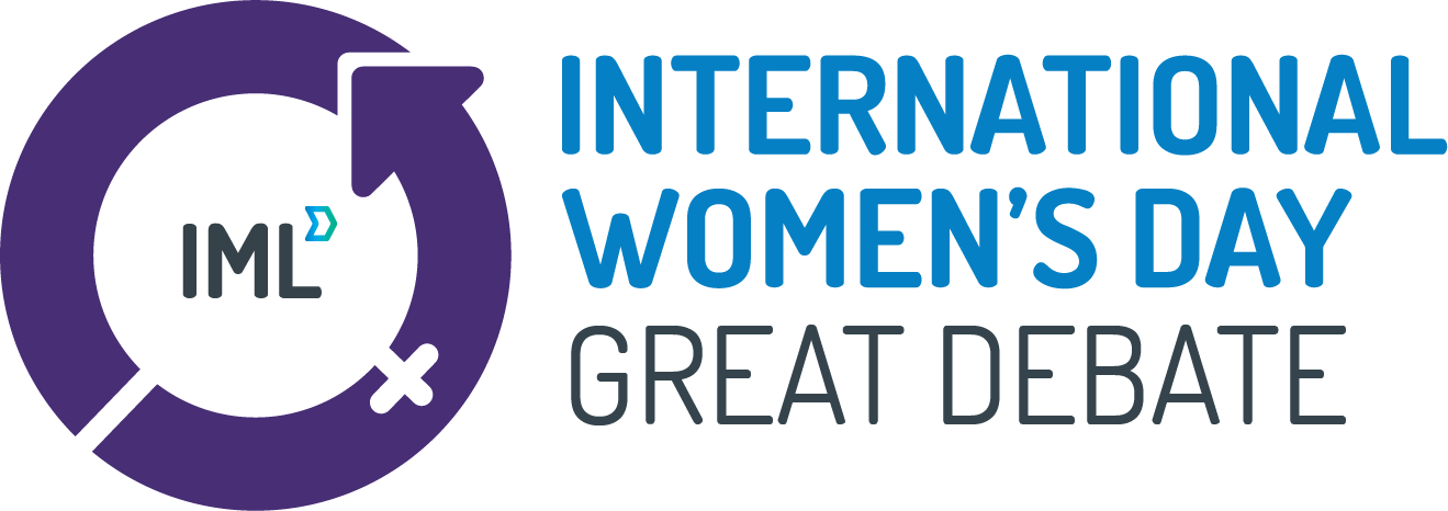 International Womens Day 桌布 壁紙 — 國際婦女節大辯論的大膽圖形標誌，包含一個帶有 IML 文字和白色十字的紫色圓形箭頭。