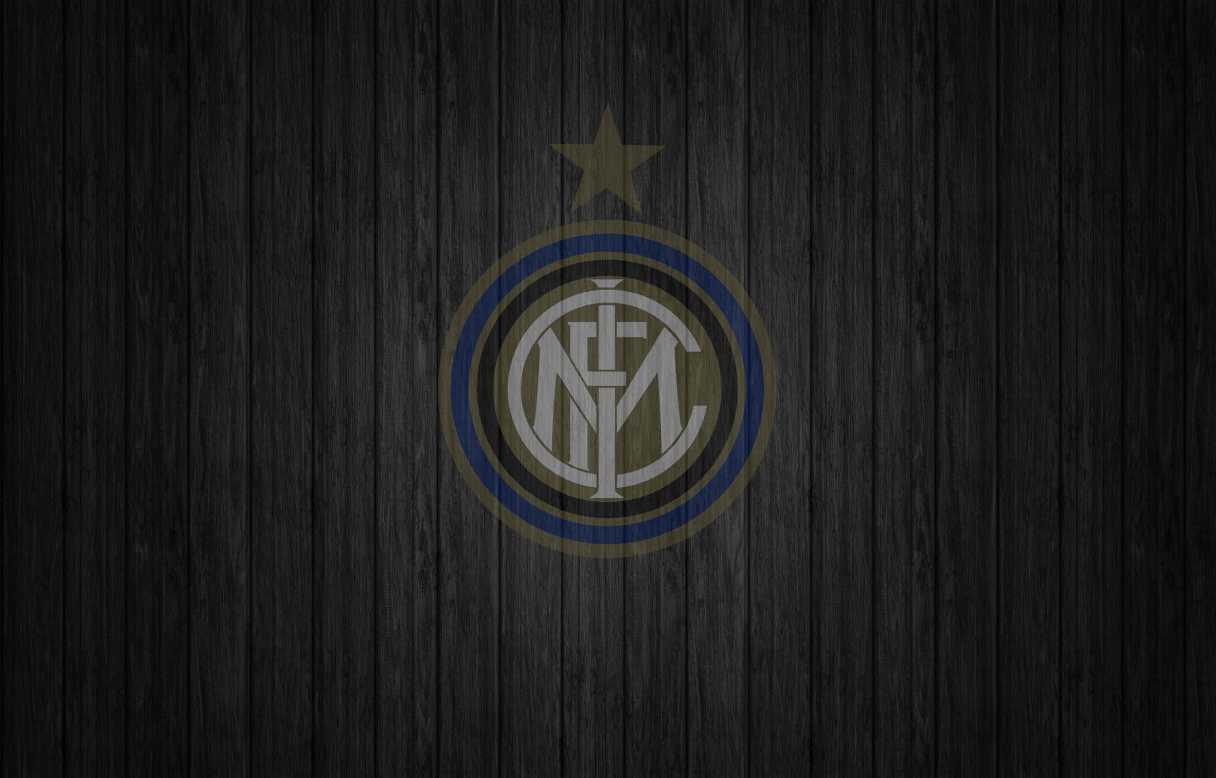 Inter Milan 桌布 壁紙 — 國際米蘭標誌居中於深色風化木板上方，頂部有一顆金色星星。