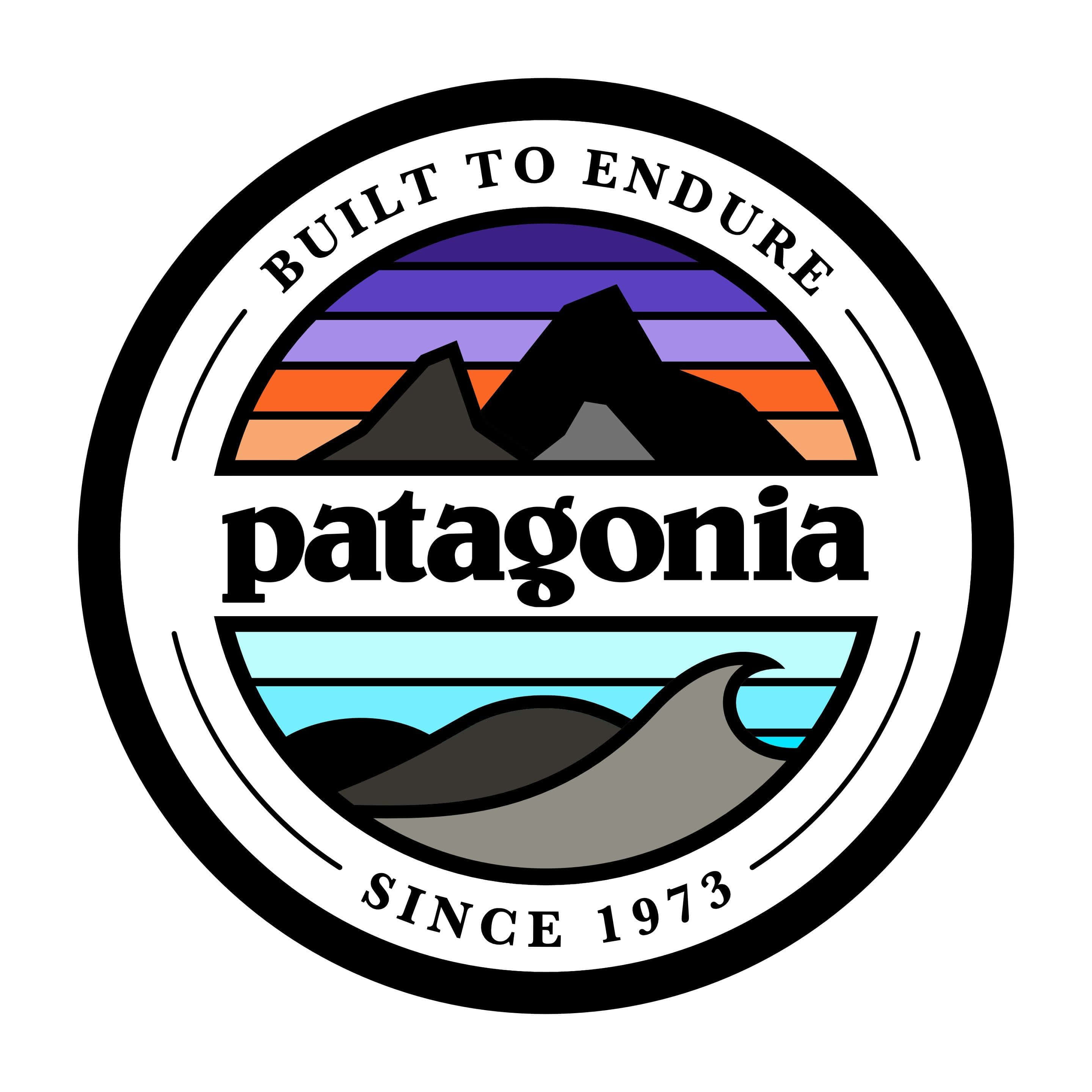 Patagonia 桌布 壁紙 — 圓形 Patagonia 標誌，以條紋日落和海洋背景襯托山脈和波浪剪影。