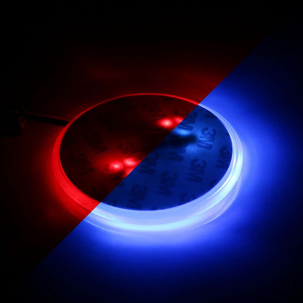 Glowing Light 桌布 壁紙 — 圓形LED燈條在黑暗背景上發出紅藍光芒，背面可見3M膠貼。