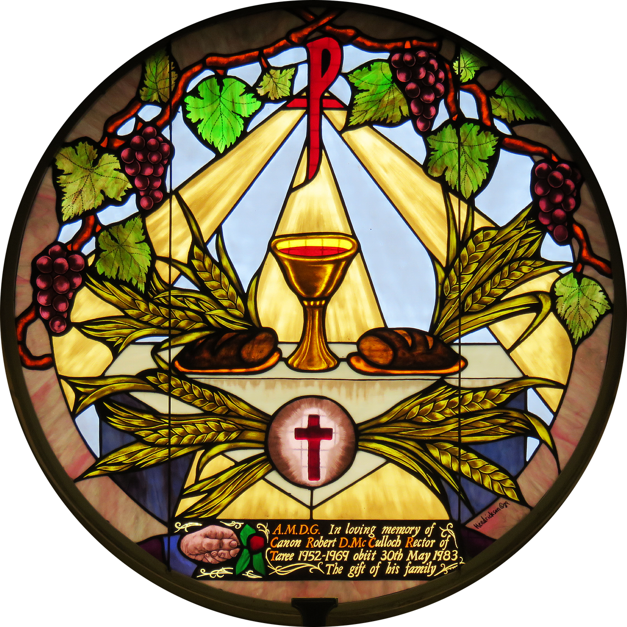 教堂 桌布 壁紙 — 圓形彩繪玻璃窗描繪聖體元素：聖杯、麵包、葡萄和小麥，在光芒下，帶有紀念銘文。