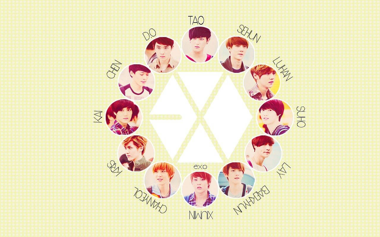 K-pop 桌布 壁紙 — 圓形排列的EXO成員肖像，背景為淡黃色格子，中央為團體標誌。