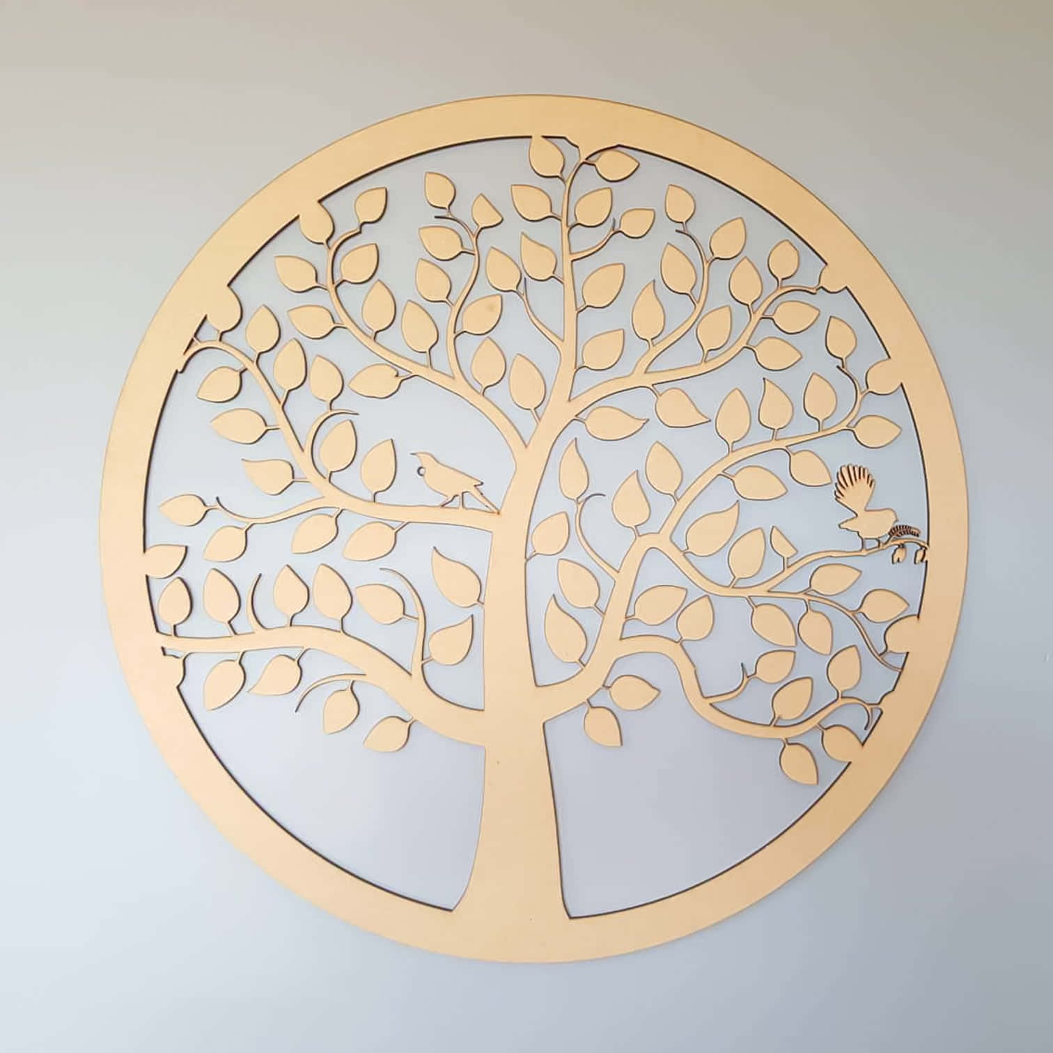 Tree Of Life 桌布 壁紙 — 圓形木製牆飾，以簡約牆壁為背景，呈現風格化的樹木，樹枝上棲息著鳥兒。