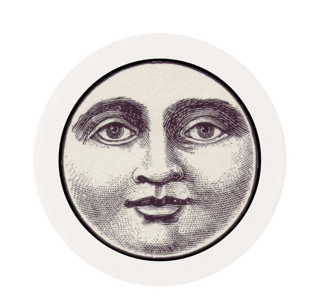 Moon Face 桌布 壁紙 — 圓形框架內一張寧靜面孔的復古雕刻肖像，帶有精緻的眼睛和嘴唇。