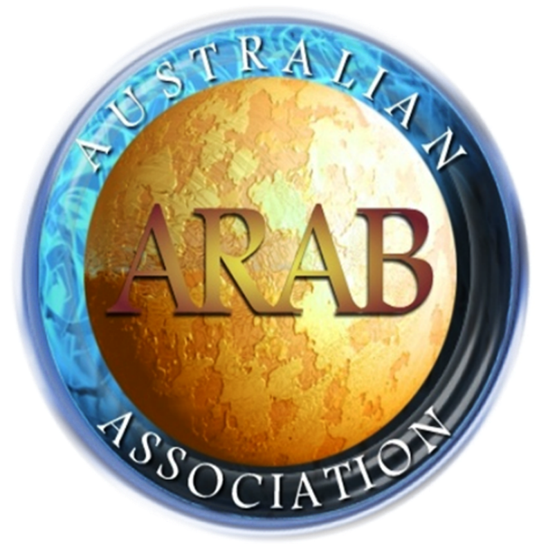 Associates 桌布 壁紙 — 圓形標誌，金色地球儀，藍色金屬邊框內有「AUSTRALIAN ARAB ASSOCIATION」文字。