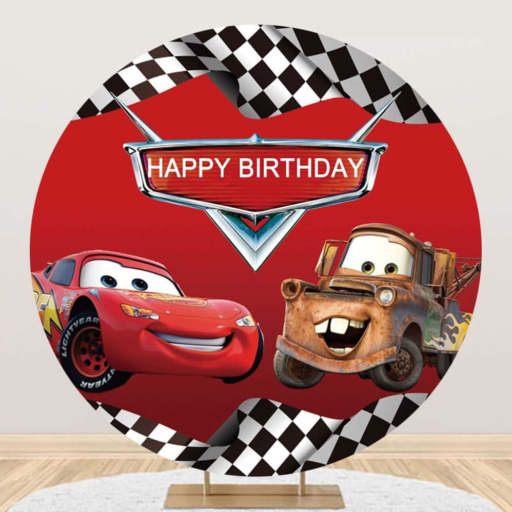 Lightning Mcqueen 桌布 壁紙 — 圓形生日盤，印有《汽車總動員》的閃電麥坤和拖線，帶有方格旗邊框和「HAPPY BIRTHDAY」標誌。