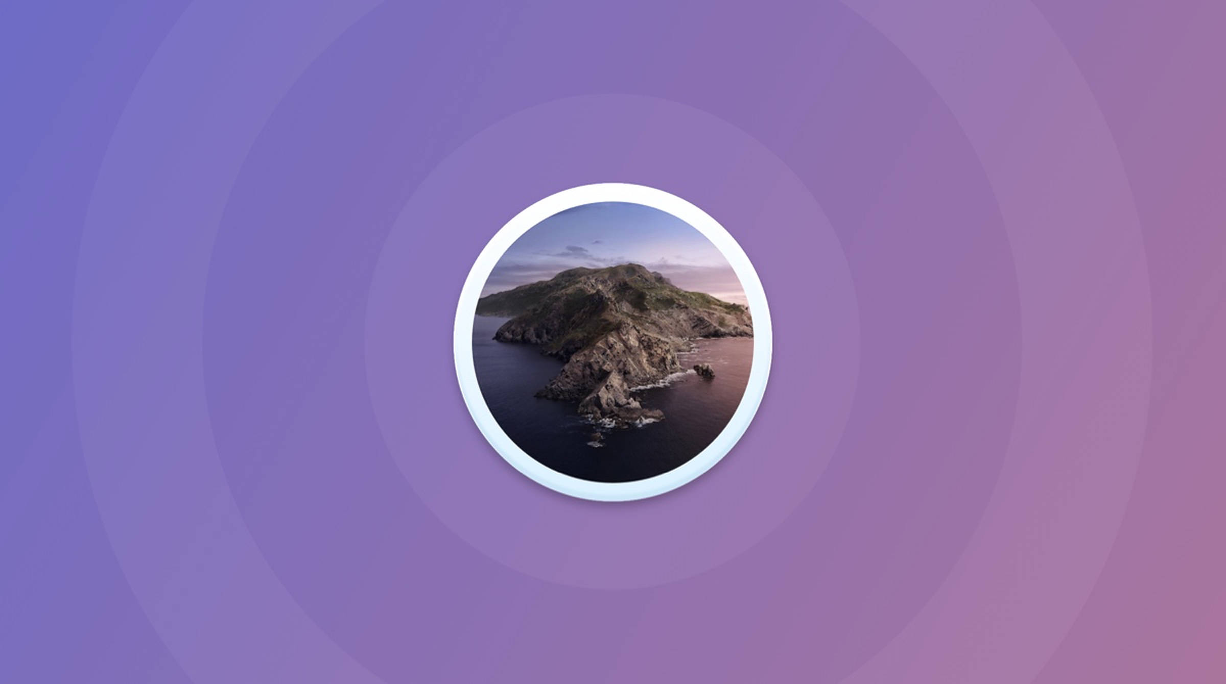 macOS Catalina 桌布 壁紙 — 圓形窗框展現出暮色中崎嶇的海岸島嶼，背景為柔和的紫色漸變。