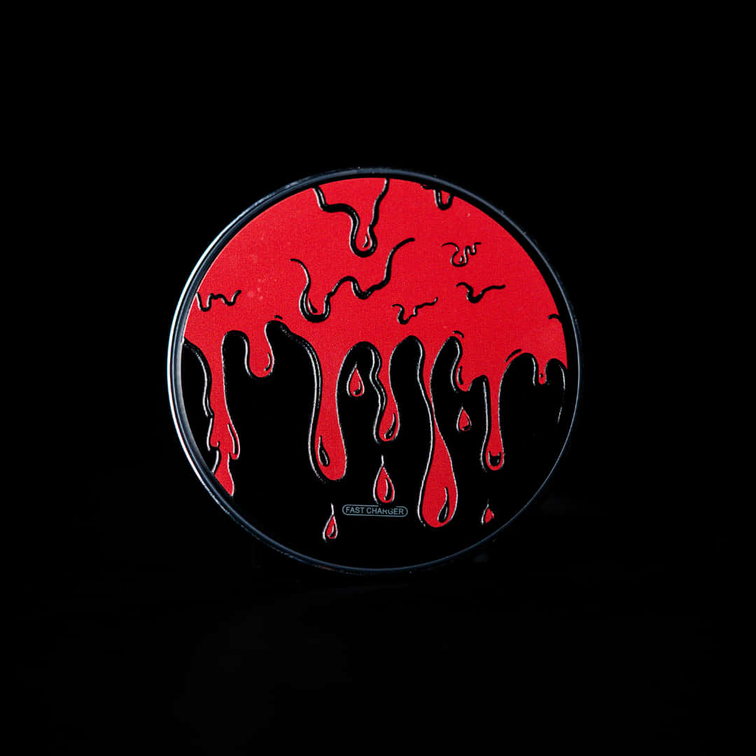 Blood Aesthetic 桌布 壁紙 — 圓形紅色琺瑯別針，帶有滴血設計，黑色背景。