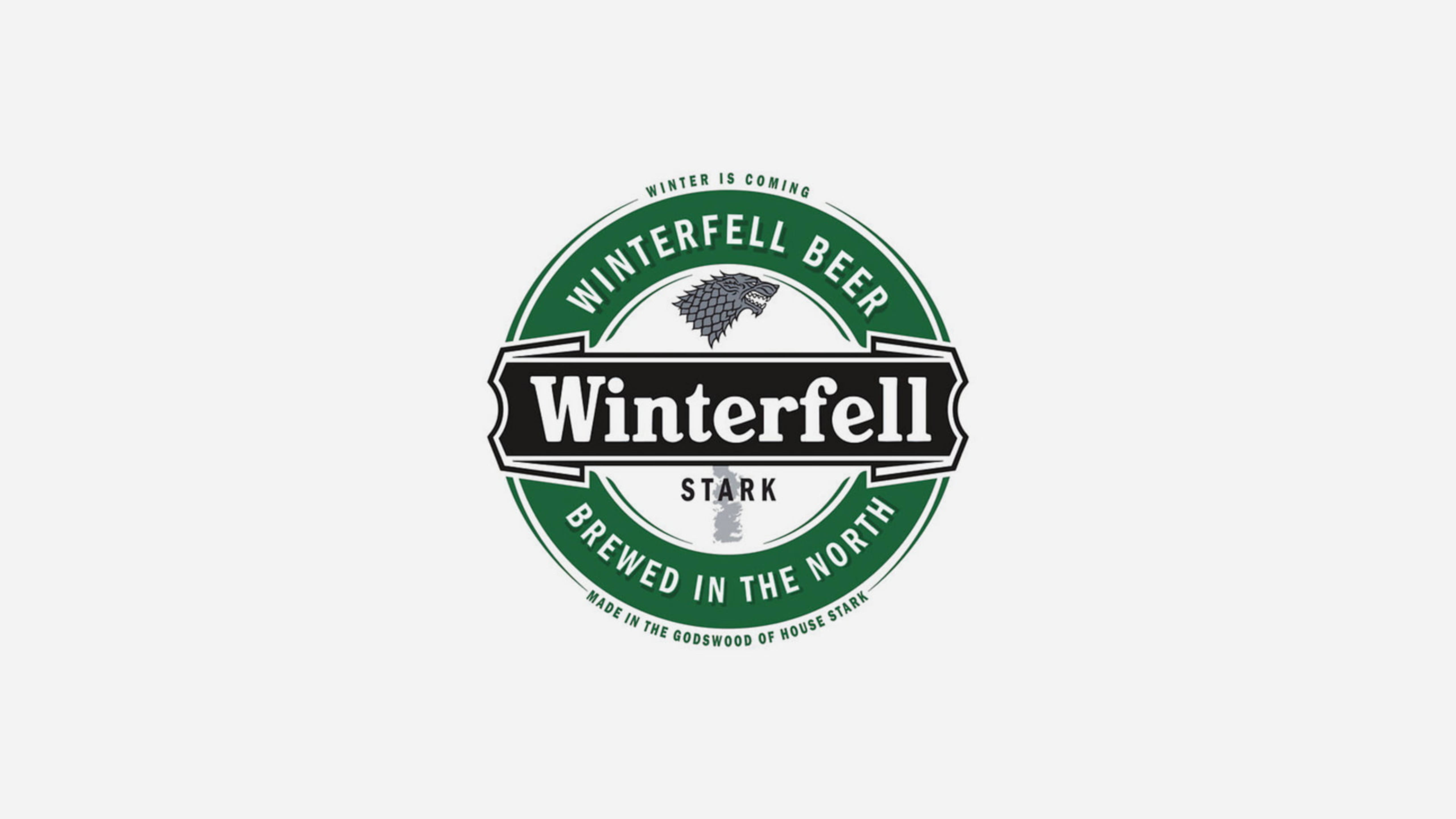 House Stark 桌布 壁紙 — 圓形綠色和黑色啤酒標籤，帶有冰原狼標誌和文字 Winterfell Stark with winter is coming。