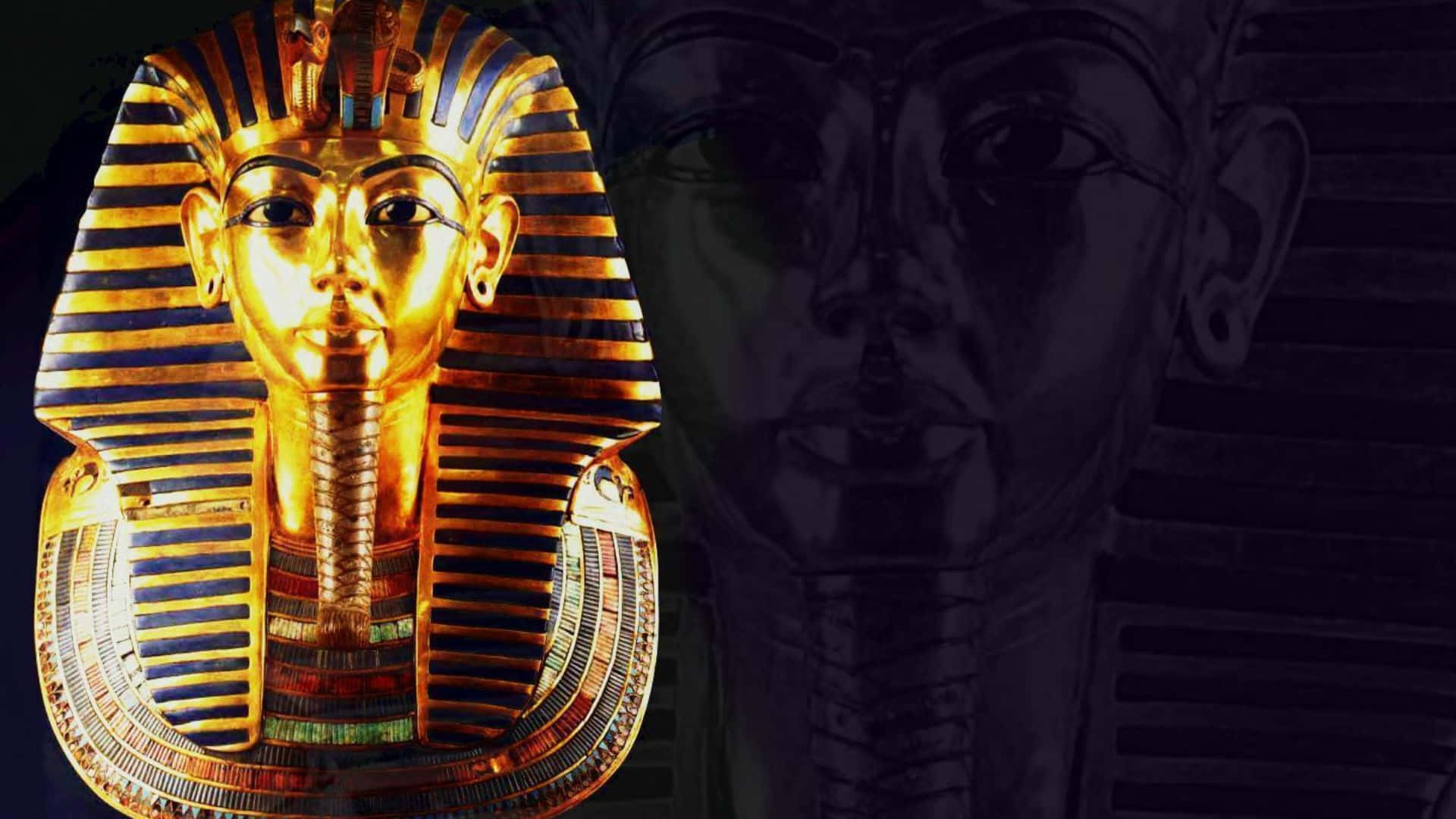 egyptian 桌布 壁紙 — 圖坦卡門的金色法老面具在古埃及面孔的黑暗剪影襯托下閃耀。
