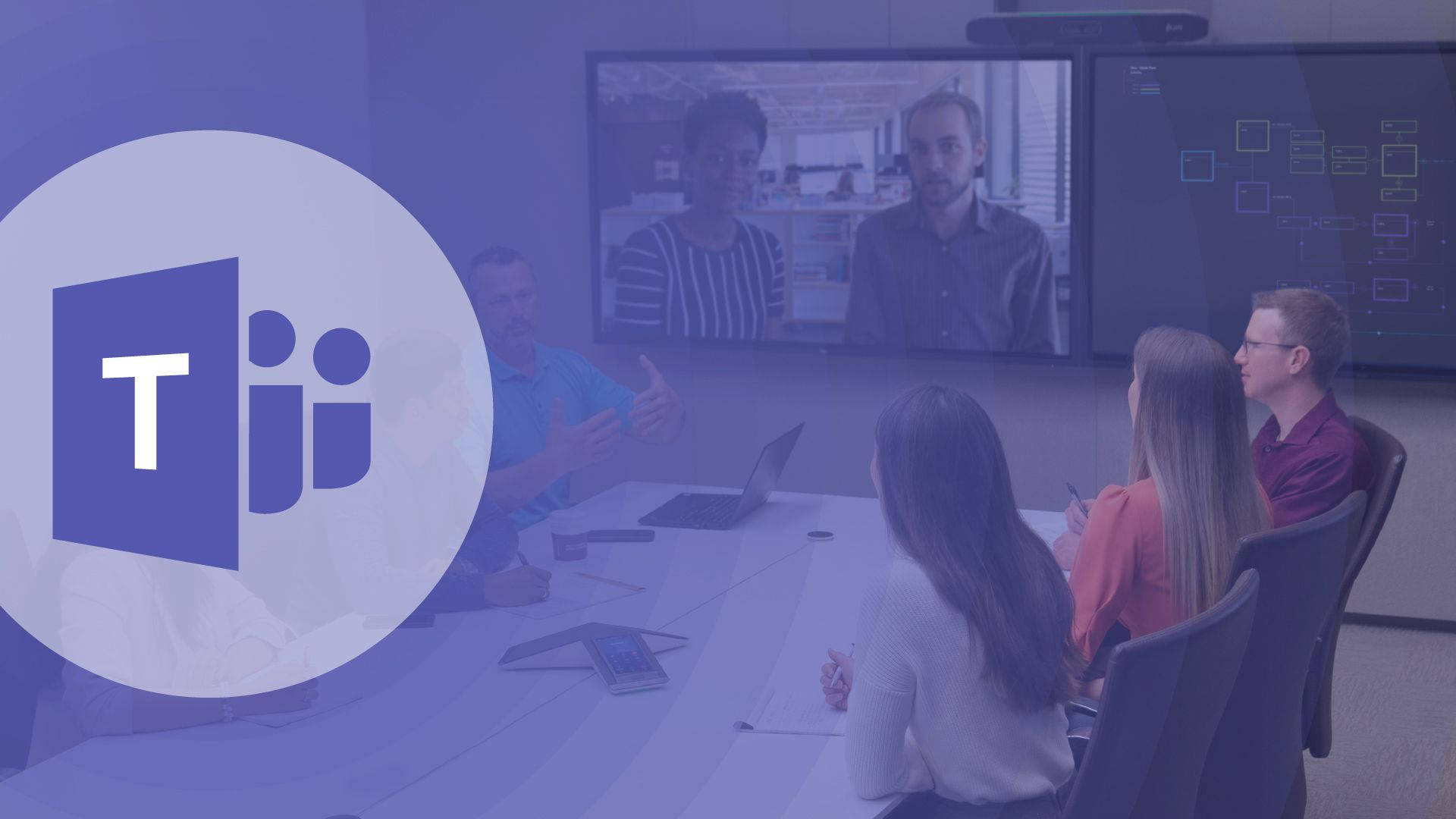Microsoft Teams 桌布 壁紙 — 團隊在現代會議室中協作，大螢幕顯示視訊通話和突出的 Microsoft Teams 標誌覆蓋層。