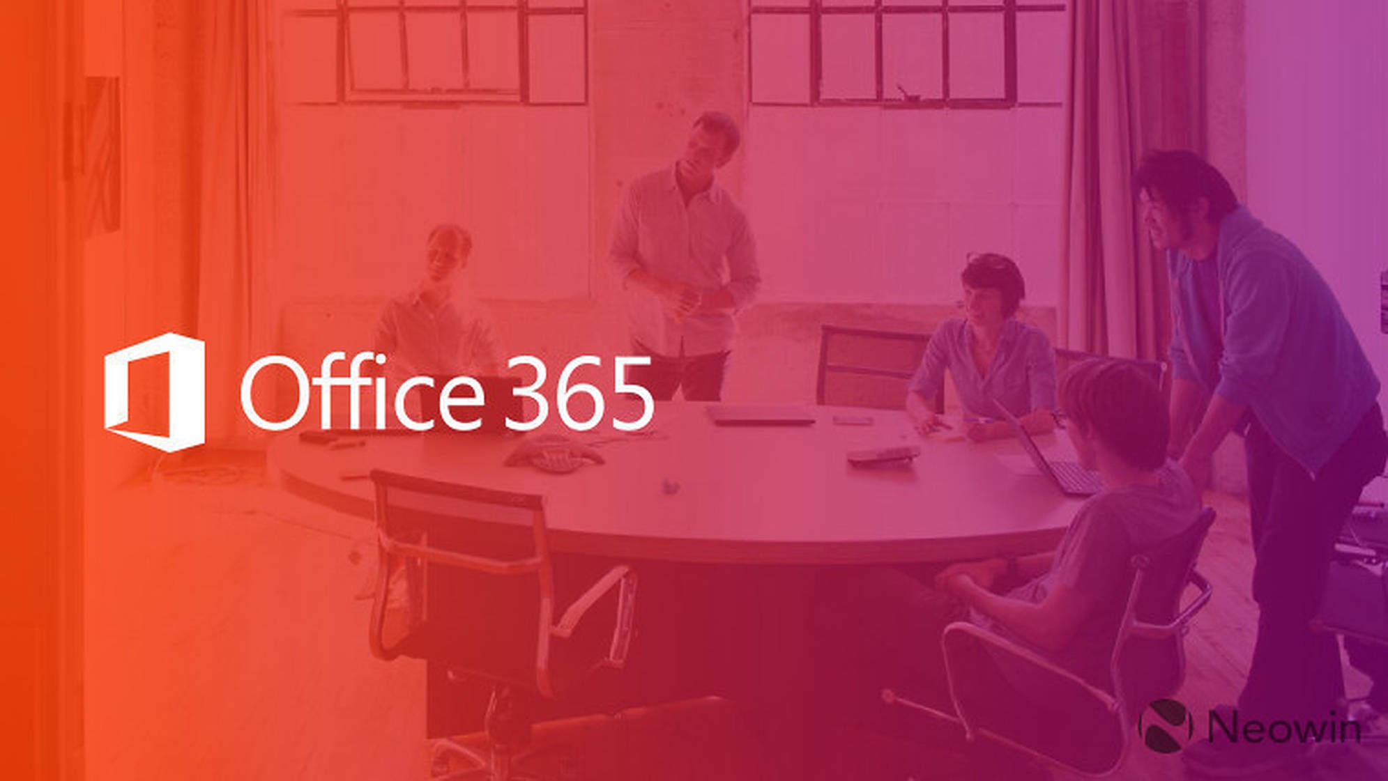 Office 365 桌布 壁紙 — 團隊在現代辦公室空間中圍繞會議桌聚集，上方有鮮豔的紅紫漸層覆蓋層和 Office 365 標誌。