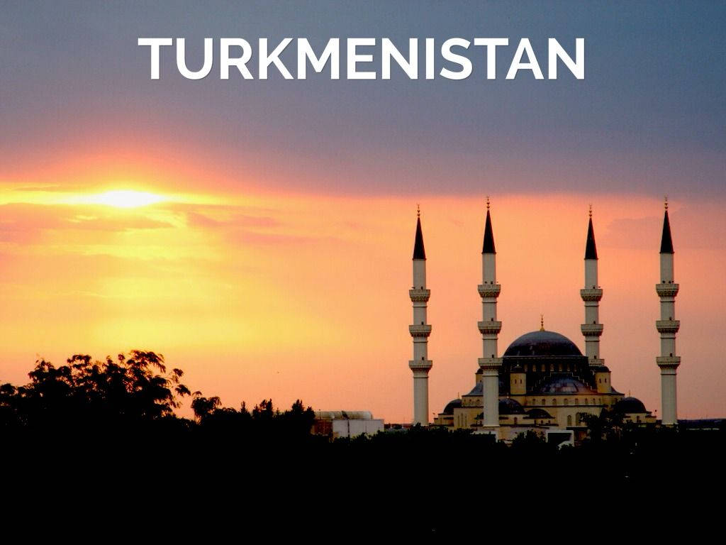 Turkmenistan 桌布 壁紙 — 土庫曼斯坦一座宏偉的清真寺，四座宣禮塔在 vibrant 的日落天空下呈現剪影。