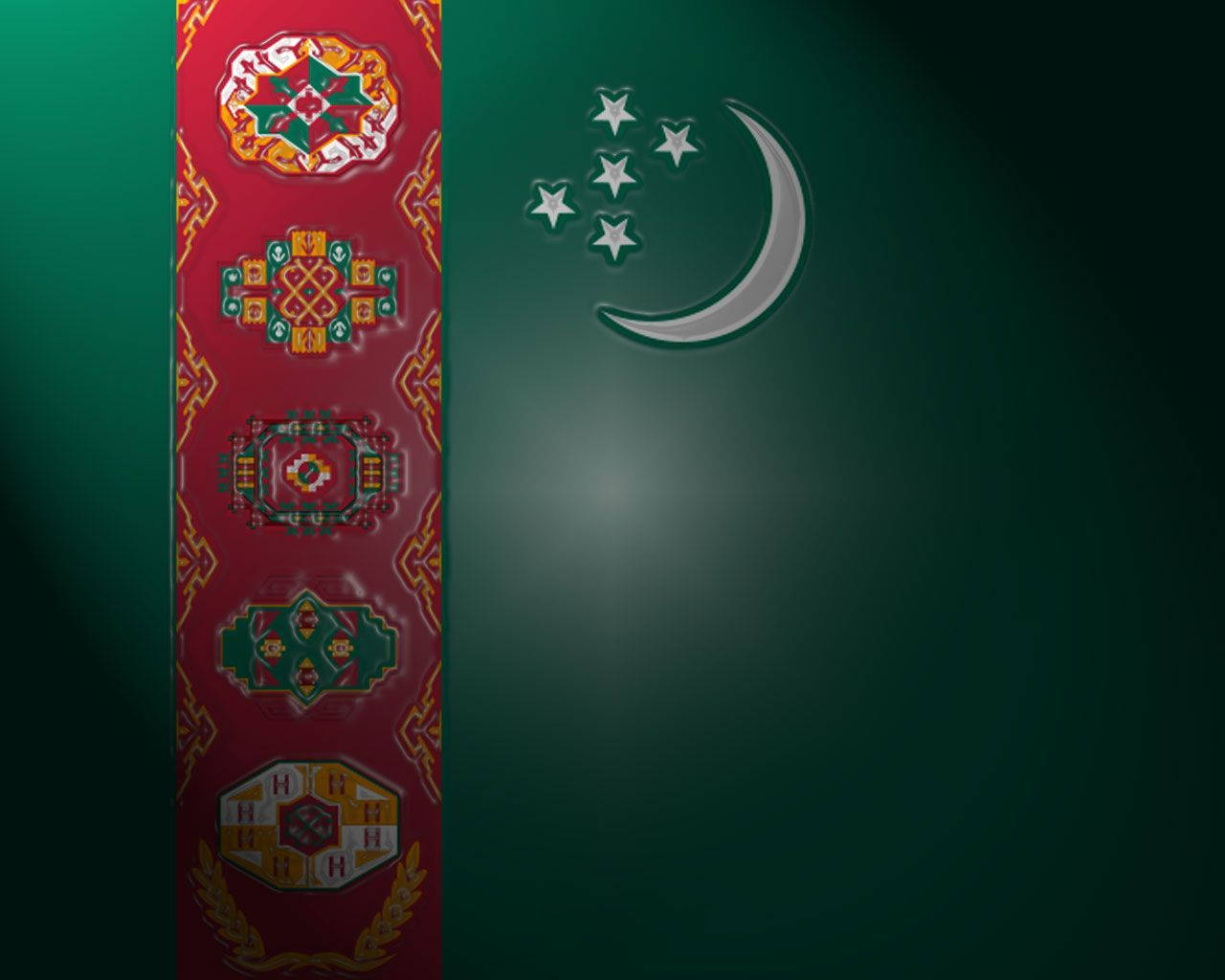 Turkmenistan 桌布 壁紙 — 土庫曼斯坦國旗的數位渲染，深綠色背景上帶有紅色垂直條紋，飾有複雜的傳統圖案、新月和星星。