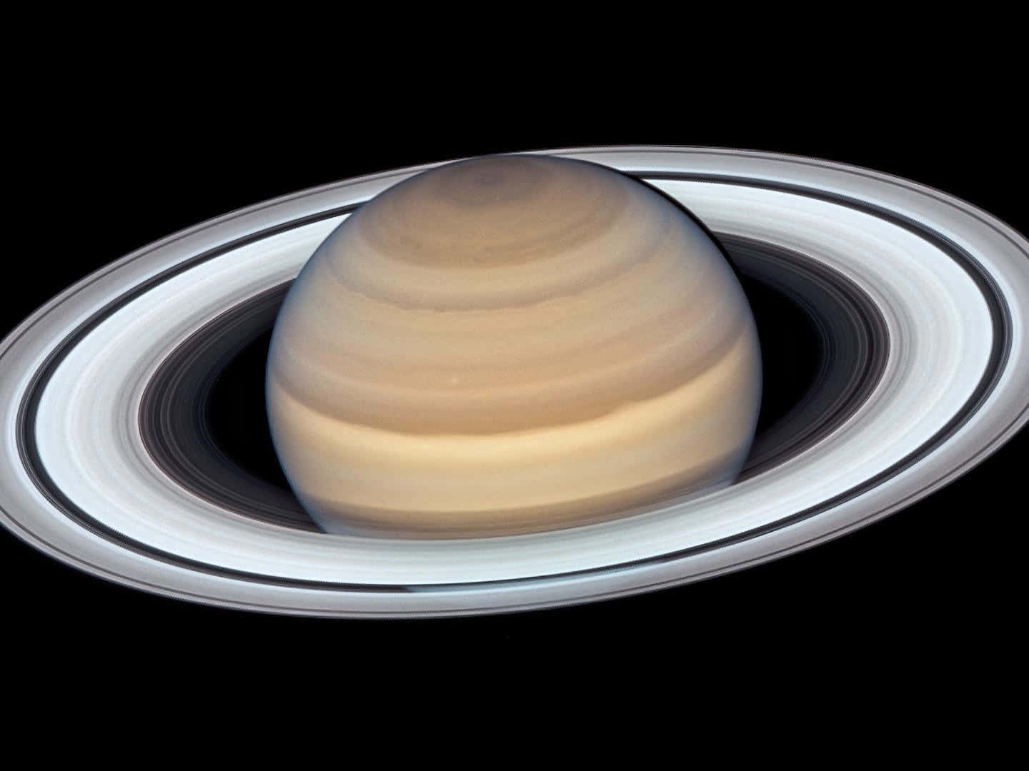 土星 桌布 壁紙 — 土星令人驚嘆的特寫，其標誌性光環在漆黑的太空中閃耀。